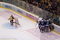 EBEL, Quarter Finals 2016 Game 5, Vienna Capitals vs VSV, goal VSV celebrates, Benjamin Petrik, Nathan Lawson